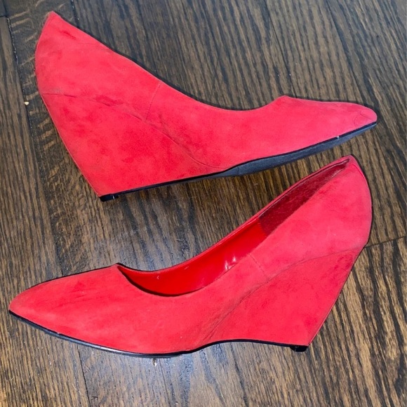 Express faux suede red shoes size 9 - Picture 3 of 10